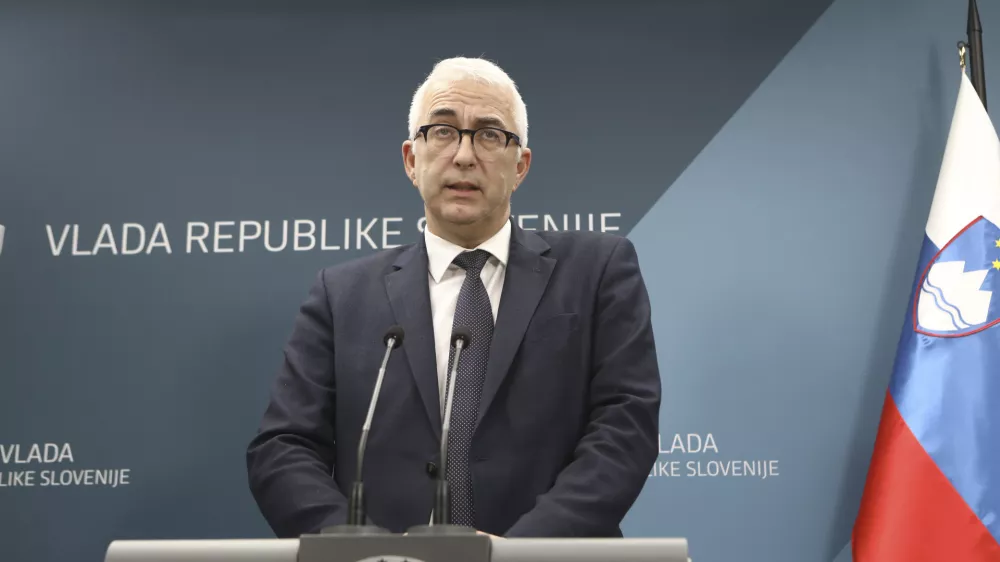 Glavni izvr&scaron;ni direktor Gospodarske zbornice Slovenije Mitja Goren&scaron;ček- 06.12.2023 - Srečanje predsednika vlade Roberta Goloba s predstavniki gospodarskih združenj in organizacij, na katerem bodo razpravljali o predlogu zakona o nujnih ukrepih na področju zdravstvenega varstva. //FOTO: Luka Cjuha