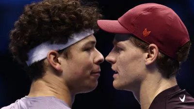Tennis - ATP Finals - Turin - Palasport Olimpico, Turin, Italy - November 14, 2025 Italy's Jannik Sinner shakes hands with Ben Shelton of the U.S. after winning their group stage match REUTERS/Guglielmo Mangiapane