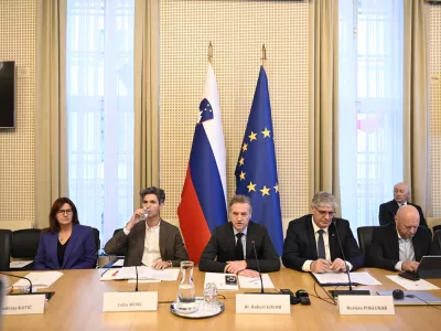 13.11.2025 Premier dr. Golob v pogovoru z župani Jugovzhodne Slovenije o t.i. Šutarjevem zakonu - obravnava romske tematike in s tem povezanimi rešitvami v t. i. Šutarjevem zakonu - VLADA RSFoto: Nik Erik Neubauer