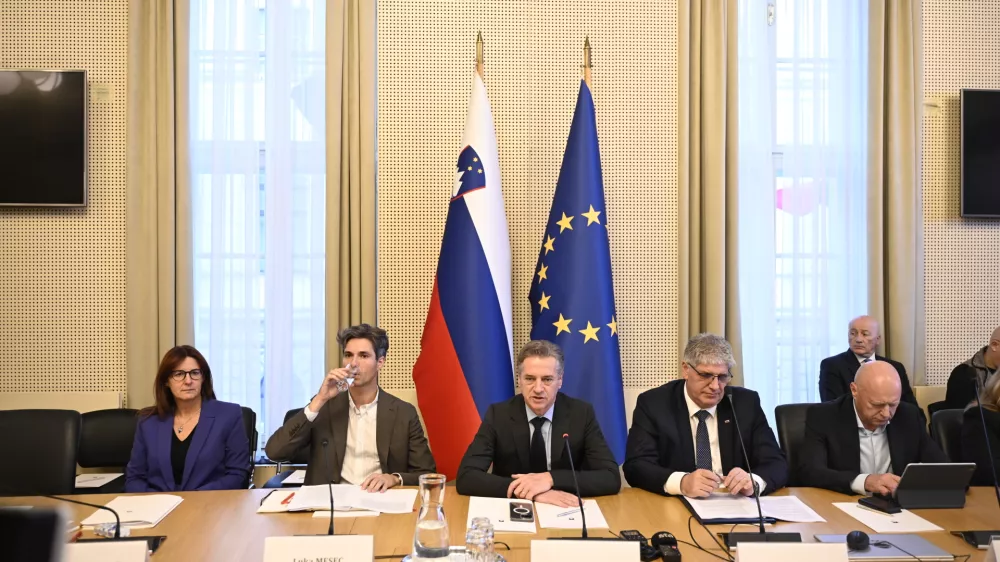 13.11.2025 Premier dr. Golob v pogovoru z župani Jugovzhodne Slovenije o t.i. &Scaron;utarjevem zakonu - obravnava romske tematike in s tem povezanimi re&scaron;itvami v t. i. &Scaron;utarjevem zakonu - VLADA RSFoto: Nik Erik Neubauer