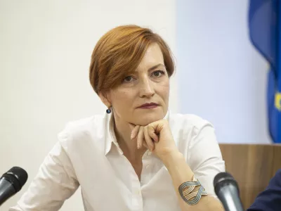 Vipava, Dvorec Lanthieri.Vladni obisk goriske regije.Izjava za medije po seji vlade.Ministrica za kulturo Asta Vrecko.