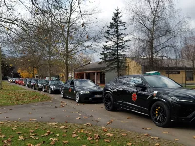 Karavana športnih avtomobilov različnih znamk je krenila izpred Drage. Foto: Vesna Levičnik