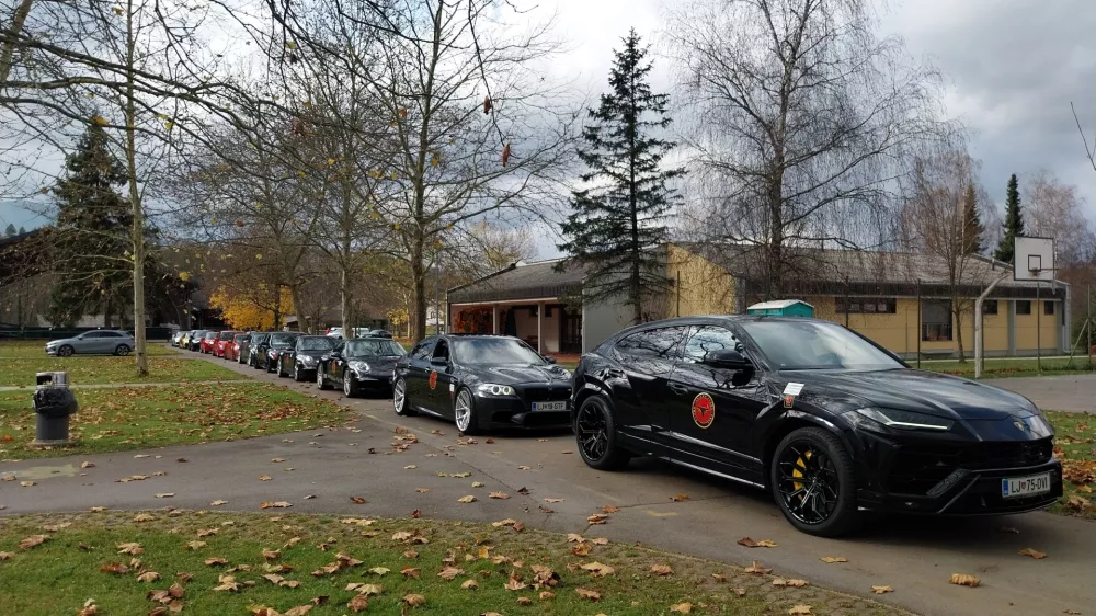 Karavana &scaron;portnih avtomobilov različnih znamk je krenila izpred Drage. Foto: Vesna Levičnik