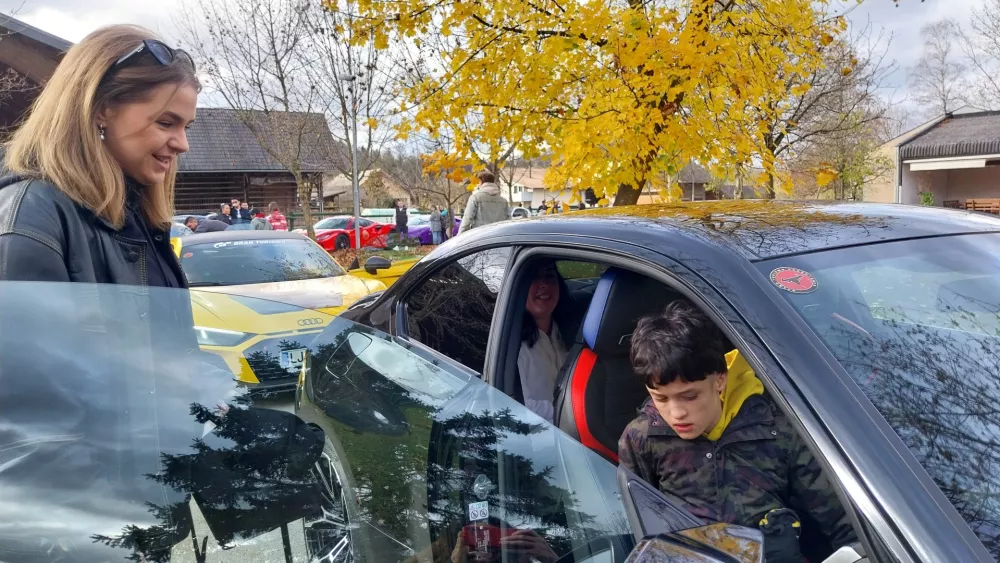 Nekateri varovanci so s previdnostjo sedli na sovoznikov sedež &scaron;portnega avtomobila. Foto: Vesna Levičnik