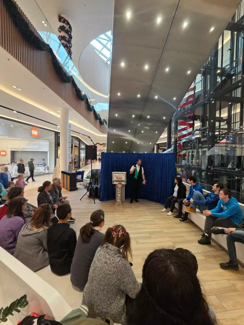 Varovanci so si ogledali čarovni&scaron;ko predstavo. Foto: Uro&scaron; Hočevar