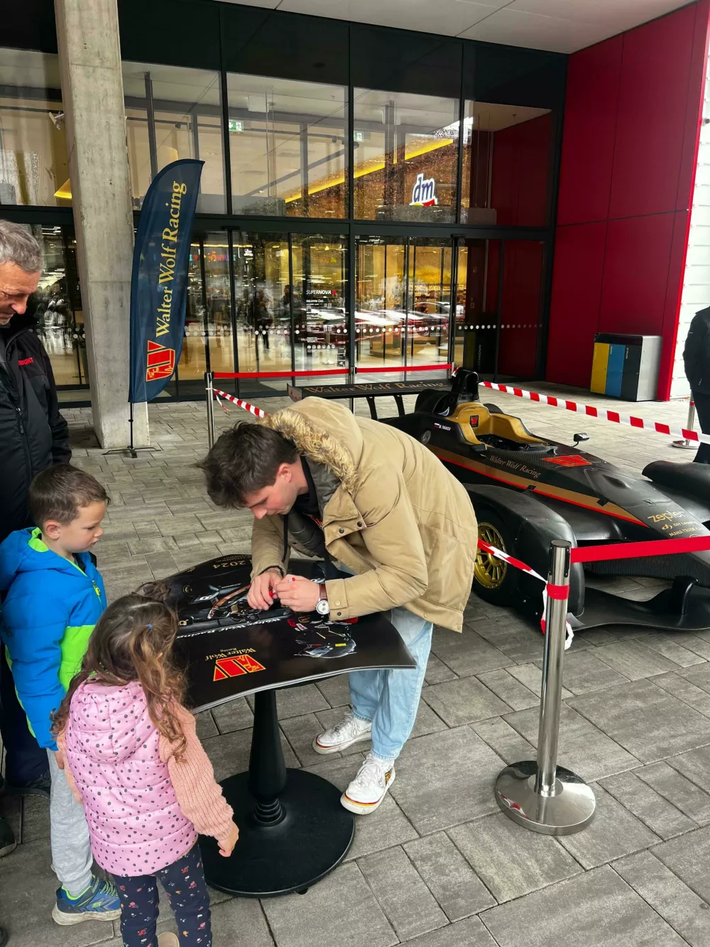 Formula je pritegnila pozornost tudi drugih obiskovalcev nakupovalnega centra, ki so prejeli podpisan plakat voznika Marka Ivanova. Foto: Uro&scaron; Hočevar