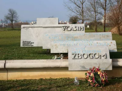 Osrednji spomenik žrtvam prometnih nesreč na pokopališču Žale. 