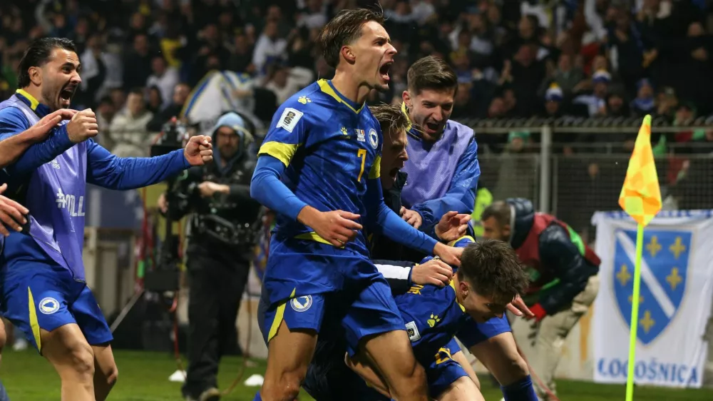 Soccer Football - FIFA World Cup - UEFA Qualifiers - Group H - Bosnia and Herzegovina v Romania - Stadion Bilino Polje, Zenica, Bosnia and Herzegovina - November 15, 2025 Bosnia and Herzegovina's Esmir Bajraktarevic celebrates scoring their second goal with teammates REUTERS/Amel Emric