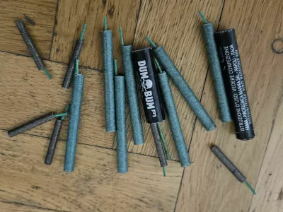 Mladoletniku so zasegli 15 petard. 