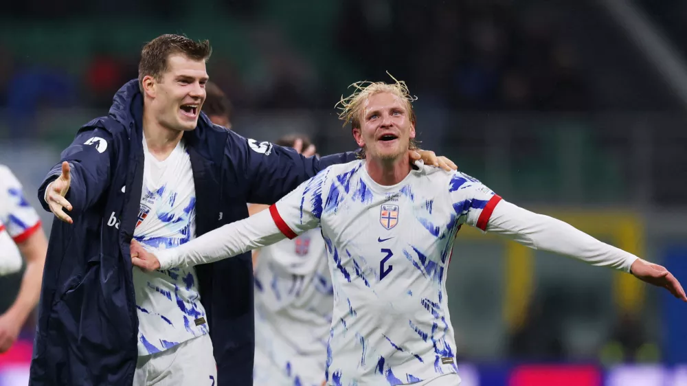 Soccer Football - World Cup - UEFA Qualifiers - Group I - Italy v Norway - San Siro, Milan, Italy - November 16, 2025 Norway's Alexander Sorloth and Morten Thorsby celebrate after the match REUTERS/Claudia Greco