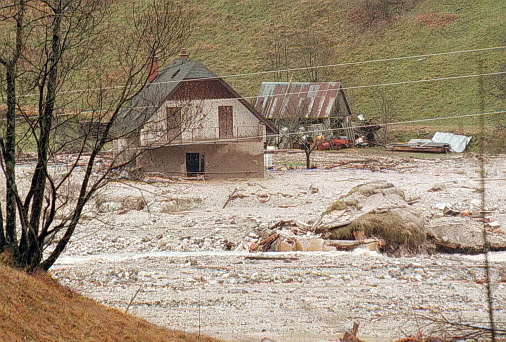 Log pod Mangartom, plaz, poplave