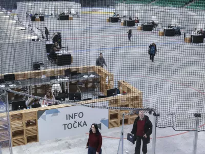 - 07.05. 2025 - predčasne volitve - referendum - volišče Omnia//FOTO: Jaka Gasar