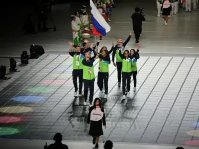 Slovenska reprezentanca gluhih na slavnosti otvoritvi 25. olimpijade gluhih v Tokiju. Foto: Spletna TV