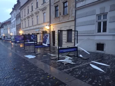 Uničena razstava na Gallusovem nabrežju