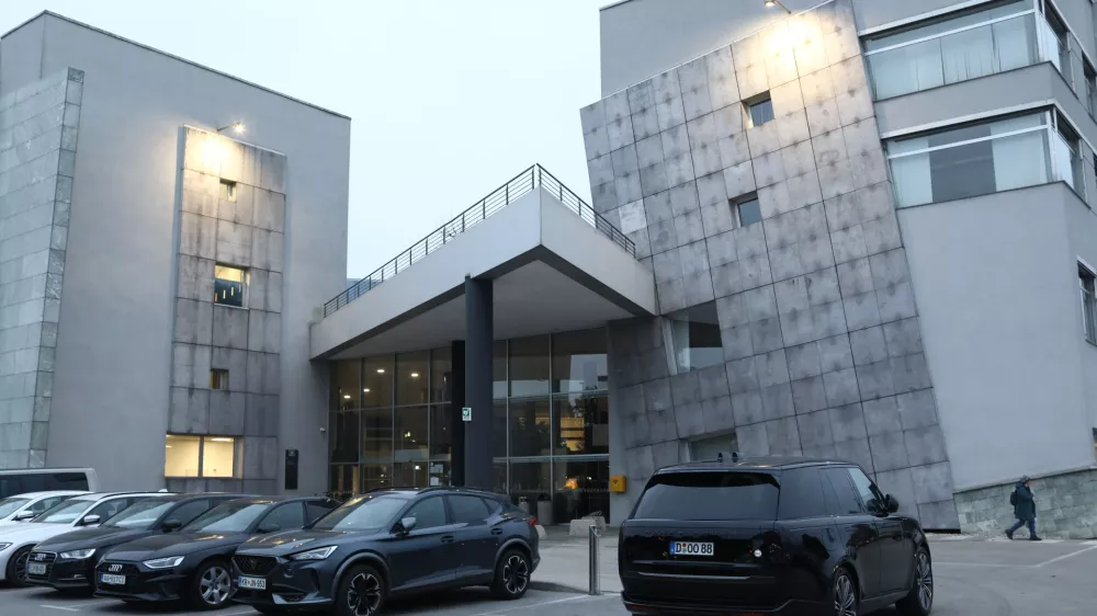 Na računih v tujini imajo rezidenti Slovenije več kot tri milijarde evrov