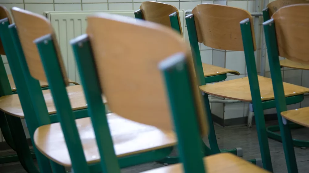 ﻿. - Gimnazija Antona Aškerca, Aškerčeva cesta 1 v Ljubljani - simbolična fotografija - šolski stoli - - Informativni dnevi 2016 - informativni dan na fakultetah in srednjih šolah za bodoče študente in dijake -  šolstvo - študij - bodoči dijaki in študenti - srednješolsk in študijski programi - izobraževanje -   //FOTO: Maja Marko