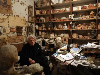 ﻿Mirsad Begić, kipar in risar bosanskega rodu - 07.05.2021 – - Rubrika Življenje v znamenitih ljubljanskih stavbah - Nemška hiša - atelje kiparja Mirsada Begića, Gradišče 8 v Ljubljani//FOTO: Tomaž Skale / Foto: Tomaž Skale