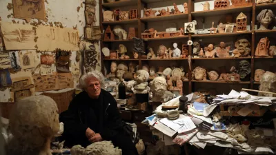 ﻿Mirsad Begić, kipar in risar bosanskega rodu - 07.05.2021 – - Rubrika Življenje v znamenitih ljubljanskih stavbah - Nemška hiša - atelje kiparja Mirsada Begića, Gradišče 8 v Ljubljani//FOTO: Tomaž Skale / Foto: Tomaž Skale