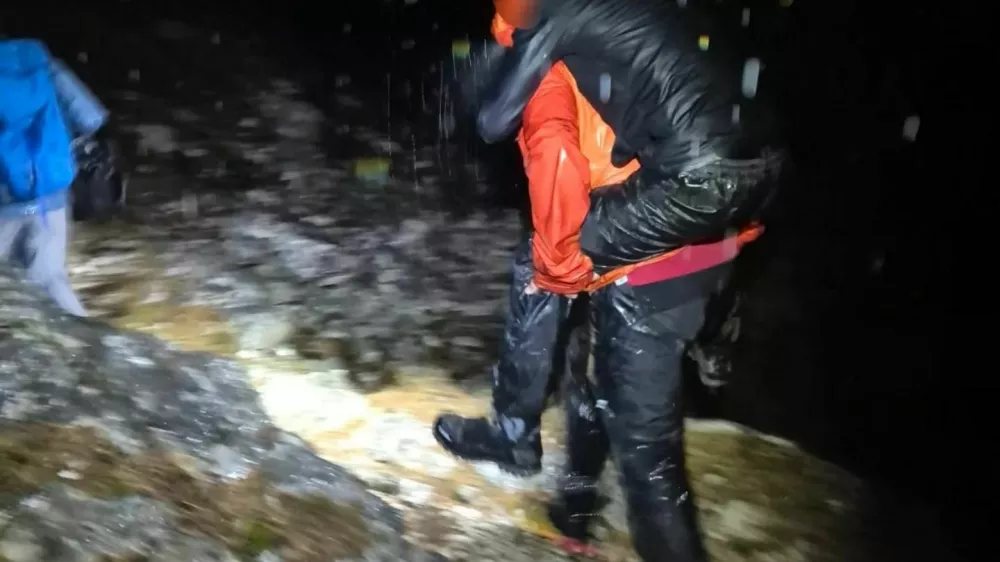 Bohinjski gorski re&scaron;evalec si je izčrpanega francoskega pohodnika oprtal na hrbet in ga nesel v dolino. 