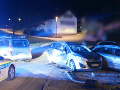 Prehiter voznik je bežal pred policijo, ustavil se je šele po trku v prometni znak in dva parkirana avtomobila. 