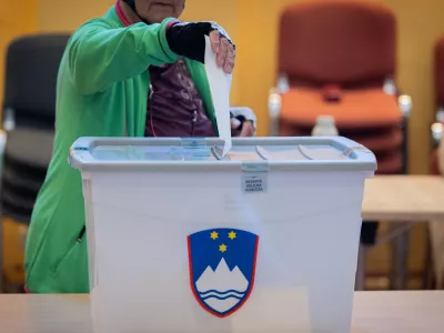 Radomlje, Kulturni dom Radomlje.Referendumsko glasovanje o usodi zakona o dodatku k pokojnini za izjemne dosezke na podrocju umetnosti.