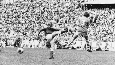 Susanne Augustesen is shown shooting the ball which ricocheted on the back of Mexico's Bertha Ordunez during the finals of the Women's Mexican World Soccer Championship in Mexico City, Mex., Sept. 6, 1971. (AP Photo) / Foto: Uncredited