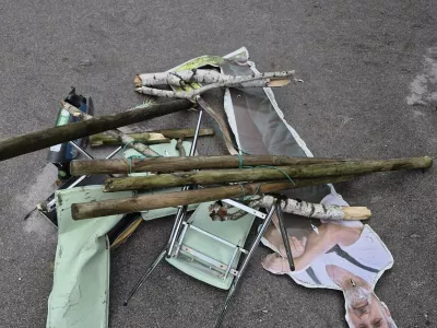 Stvari, ki so jih neznanci nastavili na železniške tireFoto: Slovenske železnice