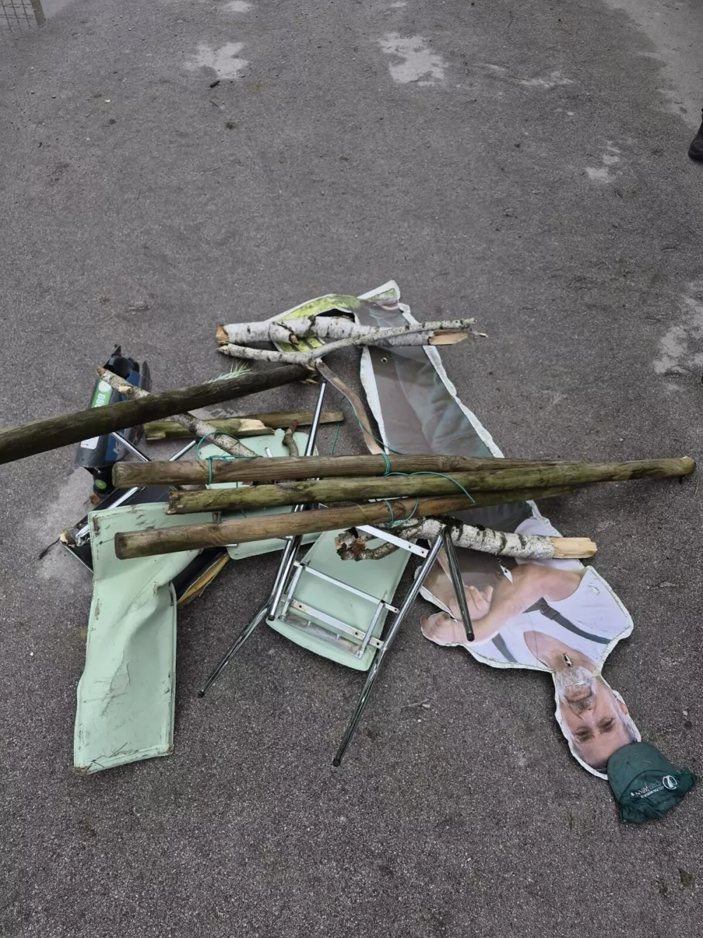 Stvari, ki so jih neznanci nastavili na železniške tireFoto: Slovenske železnice