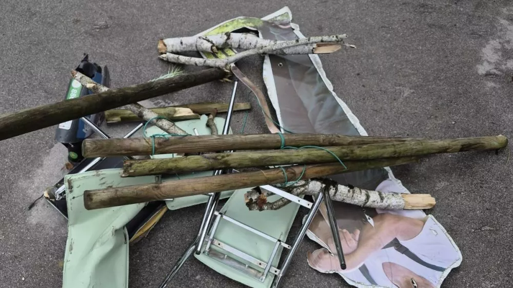 Stvari, ki so jih neznanci nastavili na železniške tireFoto: Slovenske železnice