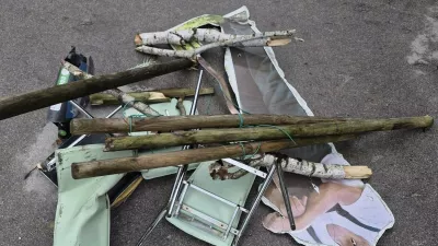 Stvari, ki so jih neznanci nastavili na železniške tireFoto: Slovenske železnice