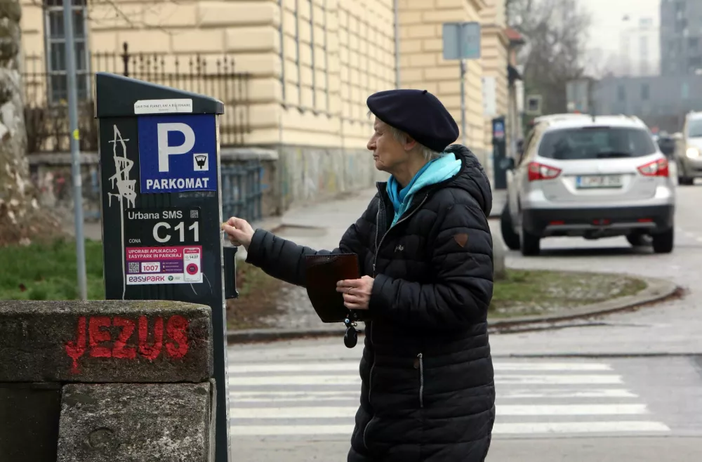 - 28.02.2024- simbolična fotografija: parkomat - parkirni avtomat – parkiranje v Ljubljani, Storitev Urbana SMS Parking, grafit JEZUS//FOTO: Tomaž Skale