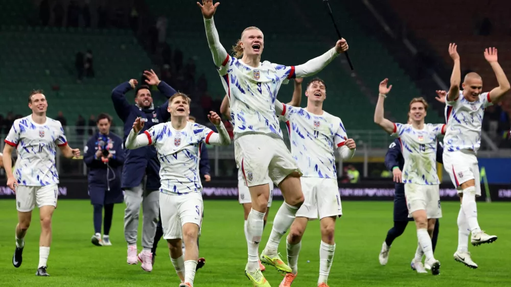 Soccer Football - World Cup - UEFA Qualifiers - Group I - Italy v Norway - San Siro, Milan, Italy - November 16, 2025 Norway's Erling Haaland and teammates celebrate after the match REUTERS/Claudia Greco   TPX IMAGES OF THE DAY