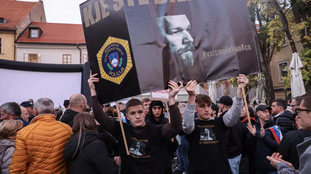 - 28.10.2025 - Izredna skupščina občine Novo Mesto s svetniki in predstavniki vlade in protest proti romskemu nasilju z naslovom Dovolj je!//FOTO: Jaka Gasar
