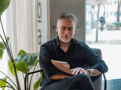 Vsebinski koncept za copate je ustvaril Jan Plestenjak, glasbenik, ki je navdih našel v svoji znani skladbi Soba 102. F Anže Krže