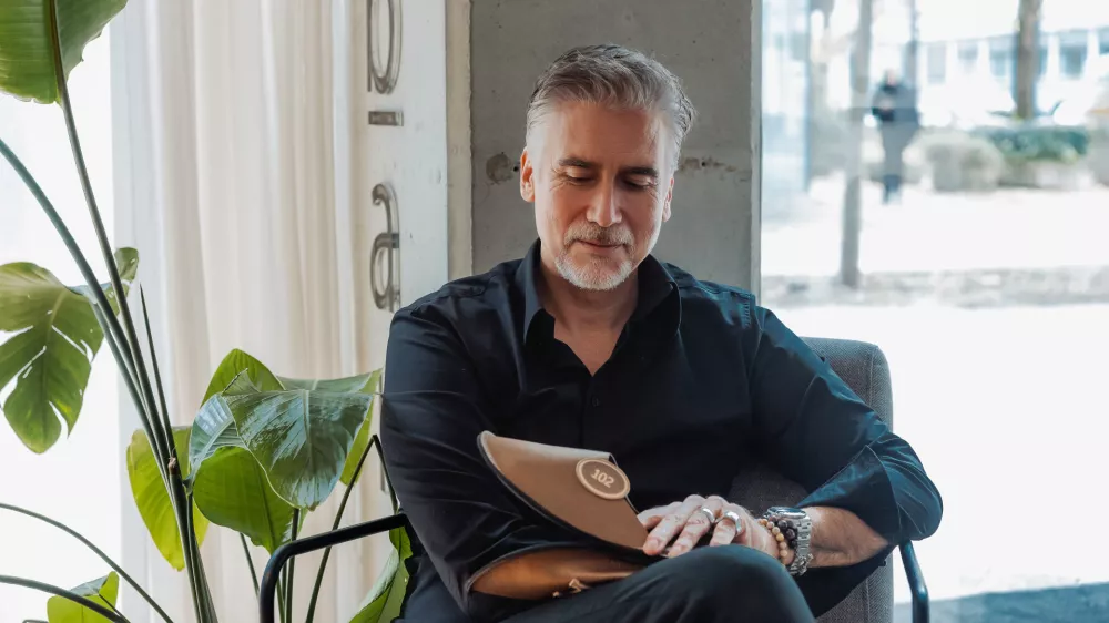 Vsebinski koncept za copate je ustvaril Jan Plestenjak, glasbenik, ki je navdih našel v svoji znani skladbi Soba 102. F Anže Krže