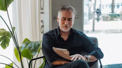 Vsebinski koncept za copate je ustvaril Jan Plestenjak, glasbenik, ki je navdih našel v svoji znani skladbi Soba 102. F Anže Krže