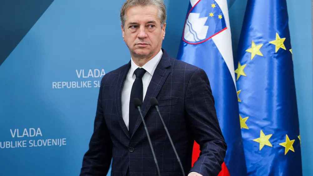 Ljubljana, vlada.Izjava za medije po sestanku predsednika vlade Roberta Goloba s predstavniki zdruzenj obcin in mestnih obcin, skupnosti obcin in razvojnih centrov o noveli zakona o skladnem regionalnem razvoju.