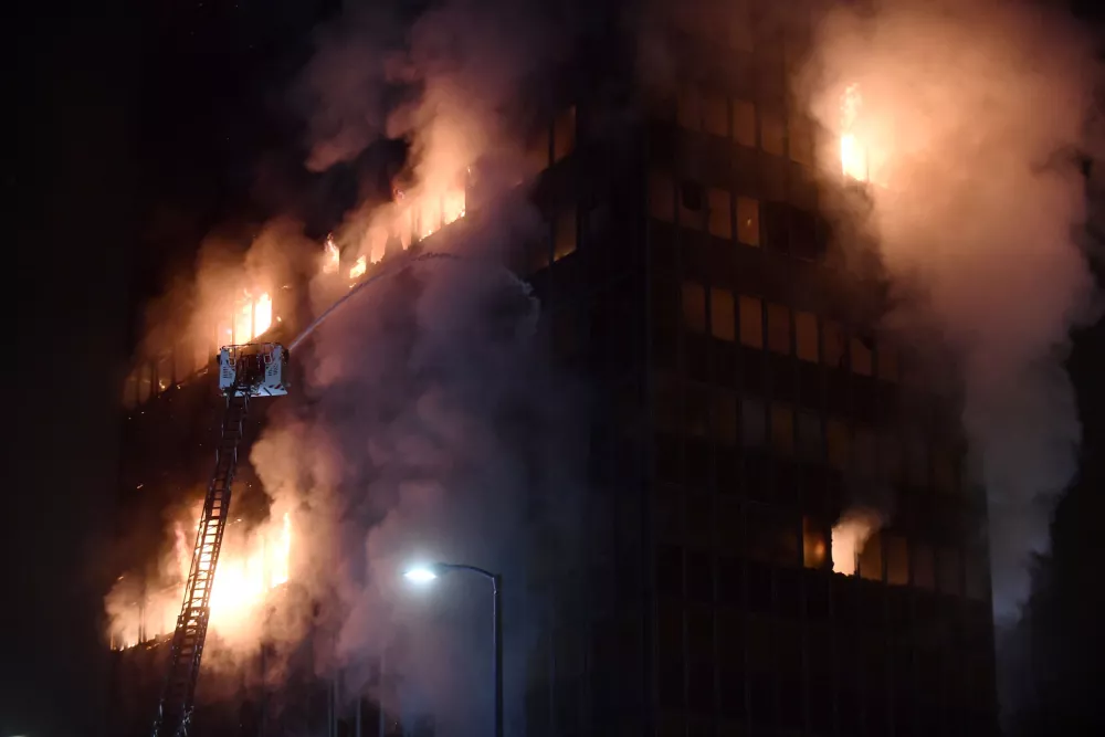 18.11.2025. - Zagreb, Hrvatska - Pozar u Vjesnikovom neboderu. Vatra se siri na nize katove. Svi vatrogasci s podrucja grada su na terenu i pokusavaju vatru staviti pod nadzor. Photo: Josip Mikacic/PIXSELL