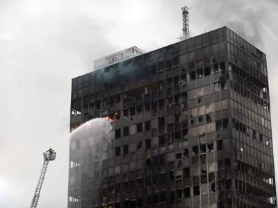 18.11.2025. - Zagreb, Hrvatska - Pozar u Vjesnikovom neboderu. Vatra se siri na nize katove. Svi vatrogasci s podrucja grada su na terenu i pokusavaju vatru staviti pod nadzor. Photo: Josip Mikacic/PIXSELL