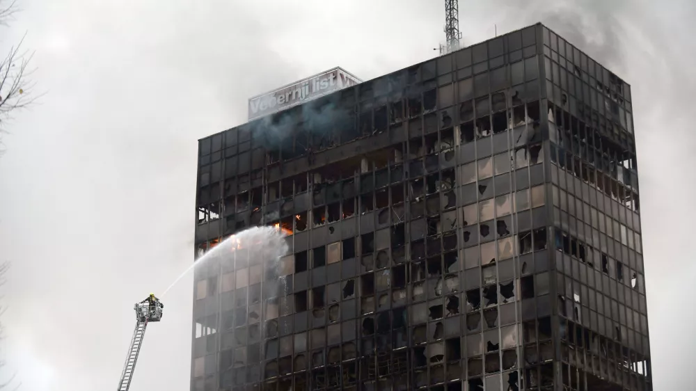18.11.2025. - Zagreb, Hrvatska - Pozar u Vjesnikovom neboderu. Vatra se siri na nize katove. Svi vatrogasci s podrucja grada su na terenu i pokusavaju vatru staviti pod nadzor. Photo: Josip Mikacic/PIXSELL