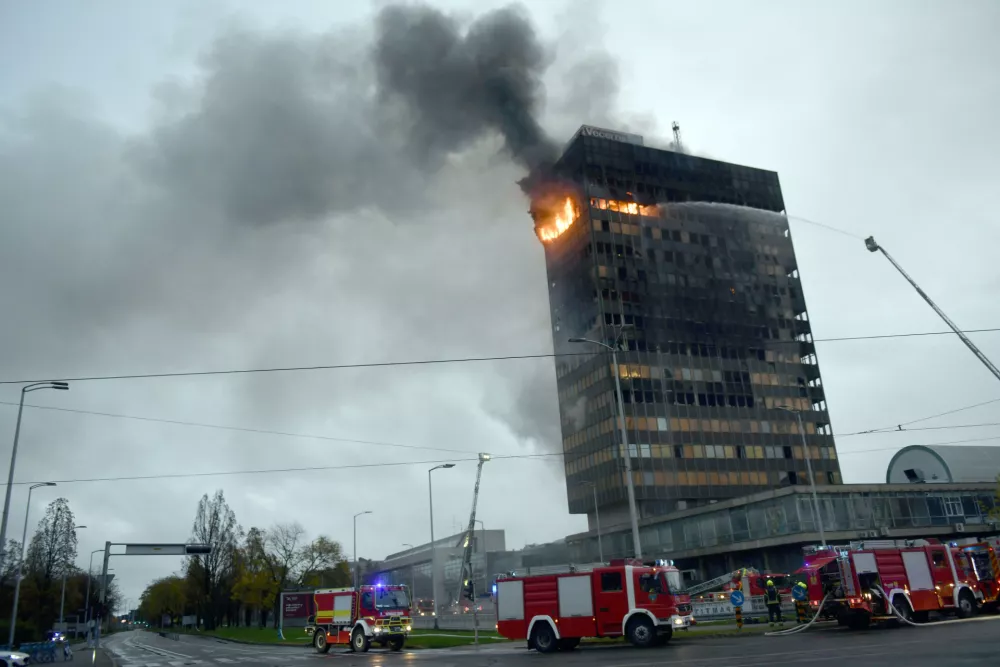 18.11.2025. - Zagreb, Hrvatska - Pozar u Vjesnikovom neboderu. Vatra se siri na nize katove. Svi vatrogasci s podrucja grada su na terenu i pokusavaju vatru staviti pod nadzor. Photo: Josip Mikacic/PIXSELL
