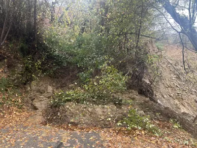 Goriska Brda.Nocno neurje je porusilo most med Neblim in Vedrijanom.