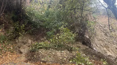 Goriska Brda.Nocno neurje je porusilo most med Neblim in Vedrijanom.