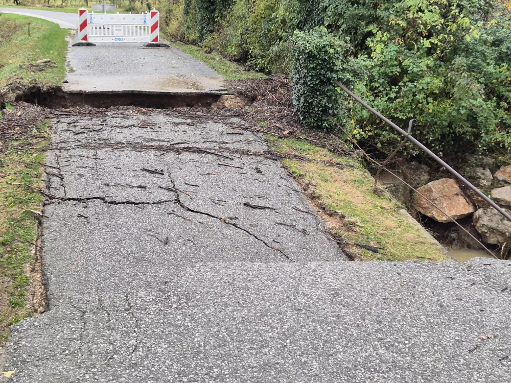 Goriska Brda.Nocno neurje je porusilo most med Neblim in Vedrijanom.