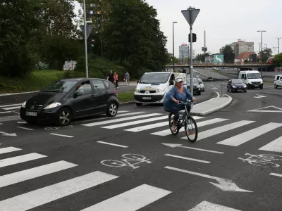 ﻿- kolesarji - kolesarska steza - prehod za pešce–- 30.08.2019 - Križišče Dunajska – Tivolska cesta v Ljubljani - dva pasova za desno zavijanje iz Dunajske na Tivolsko - dvojni prometni pas –  //FOTO: Luka Cjuha. / Foto: Luka Cjuha