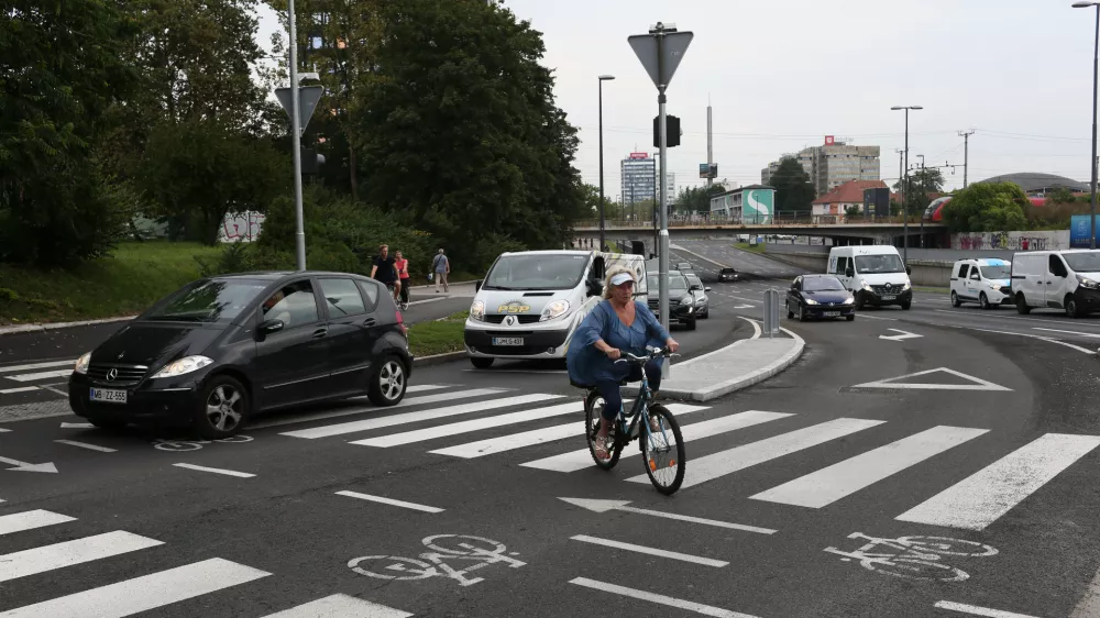 ﻿- kolesarji - kolesarska steza - prehod za pešce–- 30.08.2019 - Križišče Dunajska – Tivolska cesta v Ljubljani - dva pasova za desno zavijanje iz Dunajske na Tivolsko - dvojni prometni pas –  //FOTO: Luka Cjuha. / Foto: Luka Cjuha
