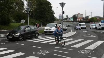 ﻿- kolesarji - kolesarska steza - prehod za pešce–- 30.08.2019 - Križišče Dunajska – Tivolska cesta v Ljubljani - dva pasova za desno zavijanje iz Dunajske na Tivolsko - dvojni prometni pas –  //FOTO: Luka Cjuha. / Foto: Luka Cjuha
