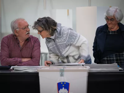 Ljubljana, Hala Tivoli.Predcasno glasovanje na zakonodajnem referendumu.