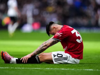 08 November 2025, United Kingdom, London: Manchester United's Benjamin Sesko sits injured during the English Premier League soccer match between Tottenham Hotspur and Manchester United at Tottenham Hotspur Stadium. Photo: John Walton/PA Wire/dpa