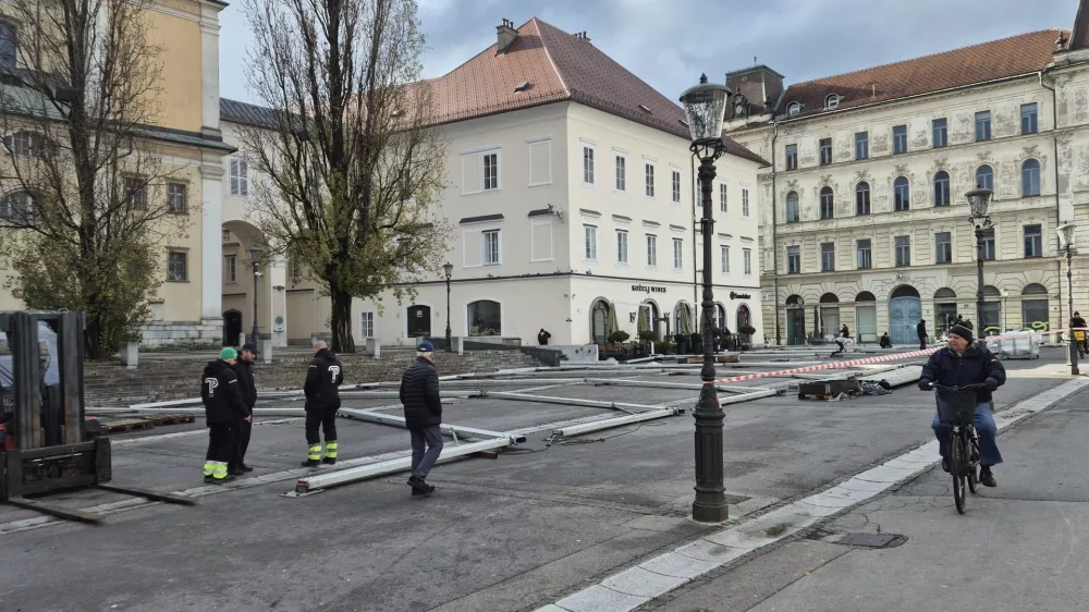 Postavljanje odra na Pogačarjevem trgu. Foto: Dnevnik